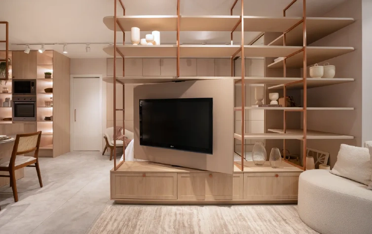 Invista em estantes com curvas suaves e estrutura vazada. Créditos: Roberta Gewehr